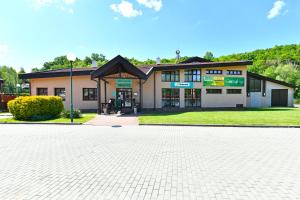 budynek z ceglanym podjazdem przed nim w obiekcie Pension Tenis - Centrum w Czeskim Krumlovie