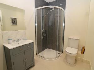 ein Badezimmer mit Dusche, Toilette und Waschbecken in der Unterkunft Rosemary Cottage in Chathill + 39 Fotos