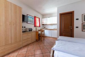 Habitación con cama y cocina con encimera. en Chalet Olta, en Livigno