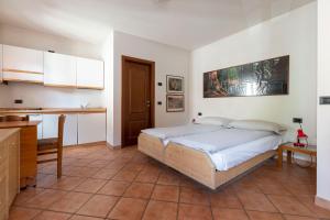 a bedroom with a bed and a kitchen at Chalet Olta in Livigno