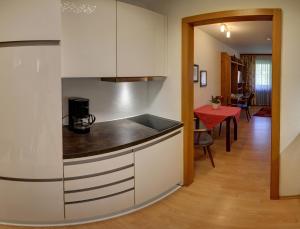 A kitchen or kitchenette at Wohlfühlappartement Alpina