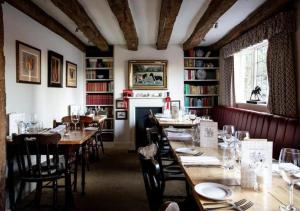 Un restaurante o sitio para comer en The Dorset Arms Cottage & Pub Rooms