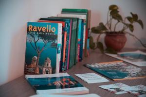 un grupo de libros sentados en una mesa en Nonna Carmelina, en Ravello