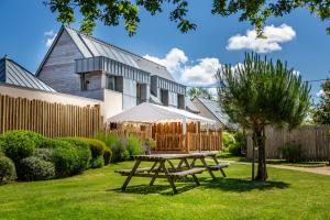 a picnic table in the yard of a house at LA PETITE PRESQU'ILE in Locoal-Mendon