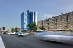 eine Stadtstraße mit hohen Gebäuden und Autos auf der Straße in der Unterkunft Park Tower in Moskau