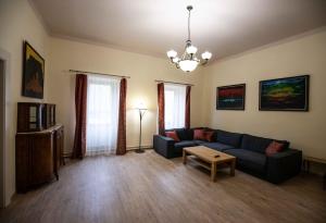 uma sala de estar com um sofá e uma mesa em Apartmán Schindlerka em Banská Štiavnica
