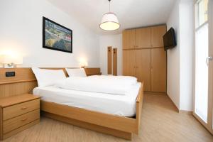 Postel nebo postele na pokoji v ubytování Residenza Alba - Molveno
