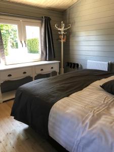 una camera con letto, scrivania e finestra di Bed & Breakfast Zevenhuizen a Zevenhuizen