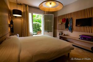 - une chambre avec un grand lit et une fenêtre dans l'établissement Hotel Les Restanques De Moustiers, à Moustiers-Sainte-Marie