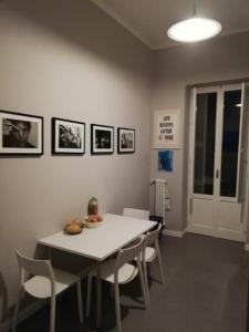 una sala da pranzo con tavolo e sedie bianchi di daniel's house a Bari