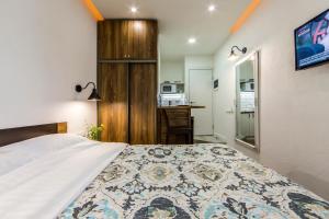 1 Schlafzimmer mit einem großen Bett und einer Küche in der Unterkunft Kyiv Smart Loft in Kiew