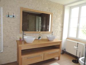 baño con 2 lavabos blancos en una encimera de madera en La Ferme du Bourg en Éraines