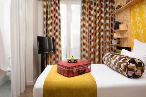 Postel nebo postele na pokoji v ubytování Hotel Locomo - Gare de Lyon Bastille