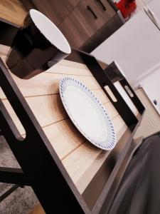 una mesa de madera con dos platos encima en SW Cosy Studio - Chambly Persan Roissy CDG en Persan