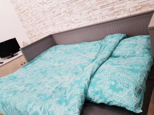 1 cama con edredón azul y almohada en SW Cosy Studio - Chambly Persan Roissy CDG en Persan