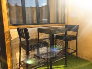 2 sillas y una mesa frente a una ventana en SW Cosy Studio - Chambly Persan Roissy CDG en Persan