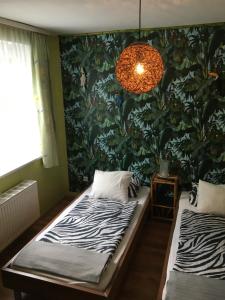 1 Schlafzimmer mit 2 Betten vor einer grünen Wand in der Unterkunft Gasthaus Zum Stadtwald in Rottenmann