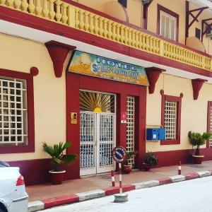 ein Gebäude mit einem Schild davor in der Unterkunft Hôtel Saint-Louis Sun Dakar in Dakar