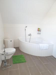 Ett badrum på Bogi's Ferienhaus - Pension