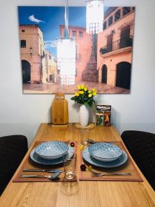 een houten tafel met borden en keukengerei erop bij Appartement Eichhörnchen - zentral Todtmoos Schwarzwald Black Forest in Todtmoos