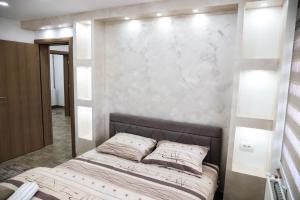 Un pat sau paturi într-o cameră la Apartman Lara