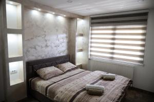 Un pat sau paturi într-o cameră la Apartman Lara