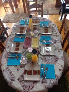 una mesa con utensilios y comida. en Cabañas Rincon Austral, en Puerto Montt