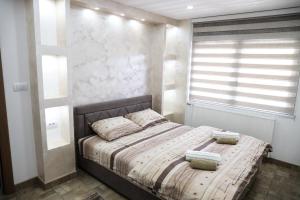 Postel nebo postele na pokoji v ubytování Apartman Lara + 36 fotografií