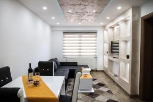 O bucătărie sau chicinetă la Apartman Lara