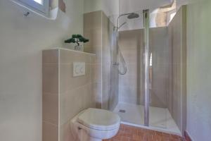 e bagno con doccia, servizi igienici e doccia. di Le Castel a Montigné-les-Rairies Altre 22 foto