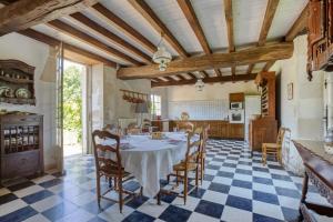 een eetkamer met een tafel en een keuken bij Le Castel in Montigné-les-Rairies