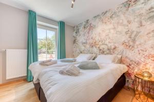1 dormitorio con 1 cama grande y cortinas verdes en Le Domaine de Wisbeley en Halet