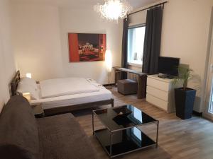 ein Wohnzimmer mit einem Bett und einem Sofa in der Unterkunft YourSweetHome in Berlin