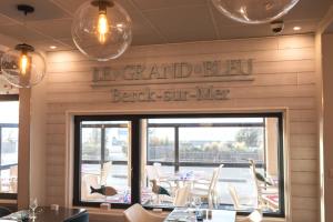 a restaurant with a sign that reads le grande beagle sur mer at The Originals Boutique, Hôtel Neptune, Berck-sur-Mer in Berck-sur-Mer