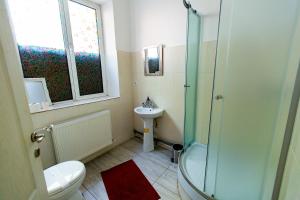 Un baño con ducha, inodoro y lavabo. en Green House, en Bucarest 72 fotos más