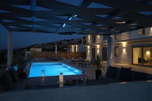 Bazén v ubytovaní Eva Villas West with infinity pool & and panoramic sea view alebo v jeho blízkosti