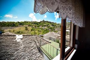 Nespecifikovaný výhled na hory nebo výhled na hory při pohledu z hotelu