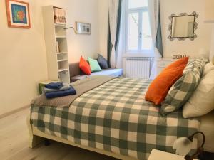 a small bedroom with a bed and a window at Rivabahn in Trieste