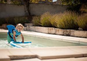 una niña jugando en una piscina en Chateau de Gurat, en Gurat