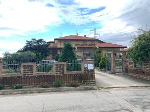 a brick fence in front of a house at B&B Catarina in Tollo