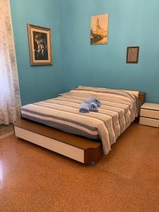 1 cama en un dormitorio con una pared azul en Holiday in Portofino by PortofinoVacanze en Rapallo