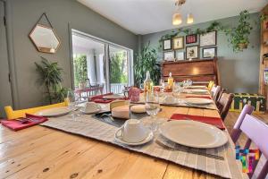 a dining room with a table with plates and glasses at Almatoit in Alma