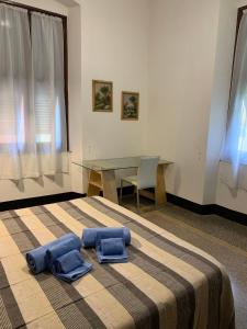 1 dormitorio con 1 cama con 2 toallas en Holiday in Portofino by PortofinoVacanze en Rapallo