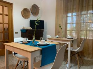 a dining room with a blue table and chairs at B&B Catarina in Tollo