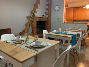 a kitchen and living room with a table and chairs at B&B Catarina in Tollo