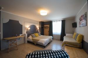 Cama ou camas em um quarto em Hotel de la Placette Barcelonnette