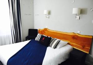 Cama ou camas em um quarto em Hotel de la Placette Barcelonnette