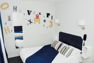 Cama ou camas em um quarto em Hotel de la Placette Barcelonnette