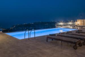 Bazén v ubytovaní Eva Villas West with infinity pool & and panoramic sea view alebo v jeho blízkosti