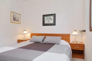 Posteľ alebo postele v izbe v ubytovaní Murter Pod Raduč apartman